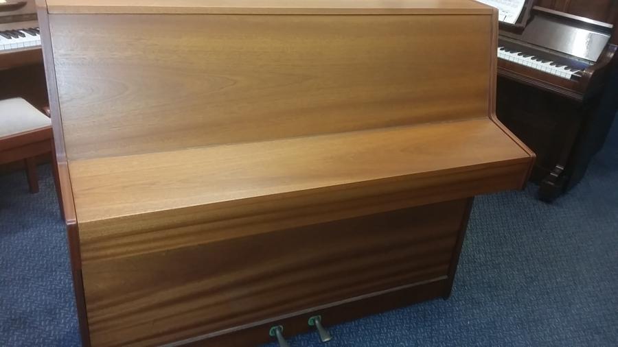 Kemble Compact upright Piano in light mahogany – Gallery image – Roberts Pianos Oxford