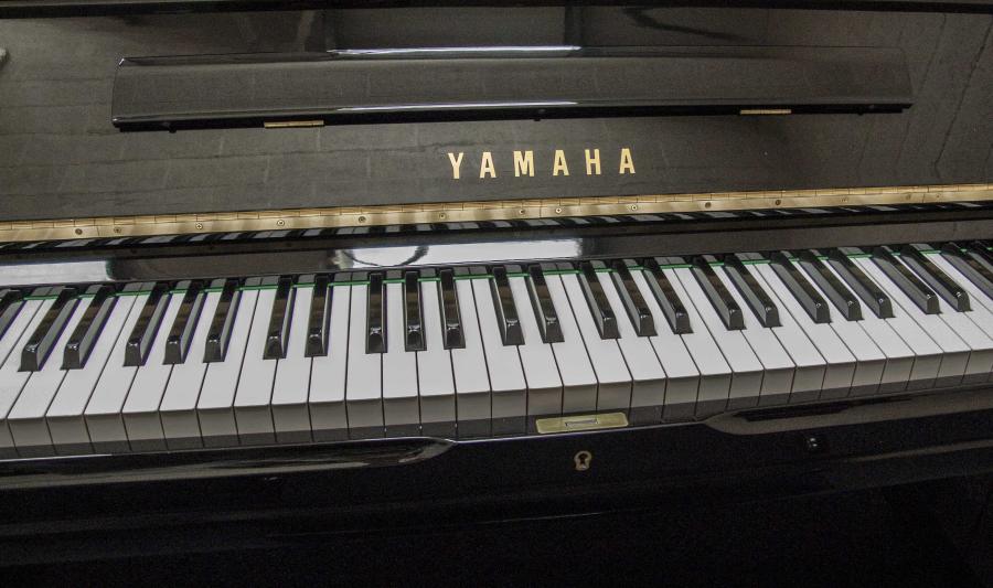 Yamaha U3H upright Piano in black – Gallery image – Roberts Pianos Oxford