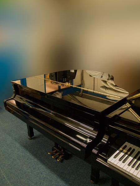 Yamaha G1RE grand Piano in black – Gallery image – Roberts Pianos Oxford
