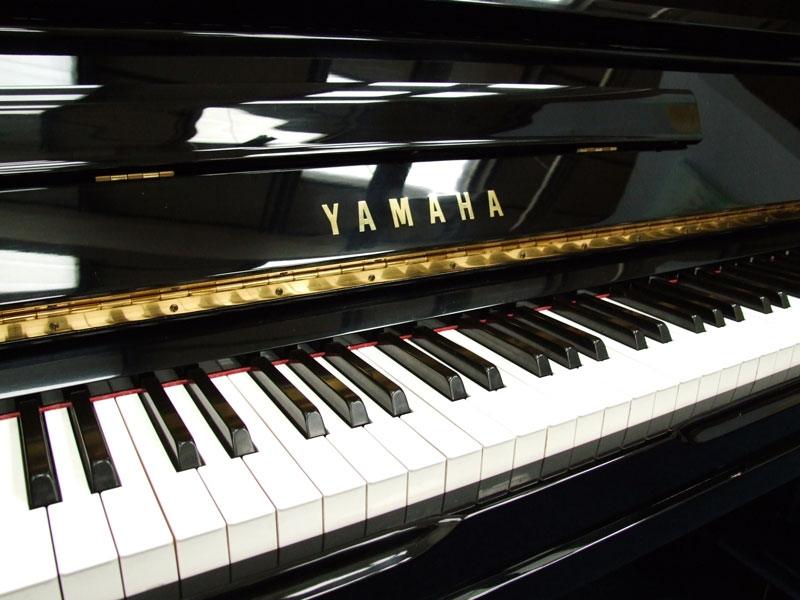 Yamaha MX101R upright Piano in bright black – Gallery image – Roberts Pianos Oxford