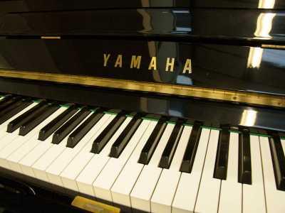 Yamaha U3M upright Piano in bright black – Gallery image – Roberts Pianos Oxford