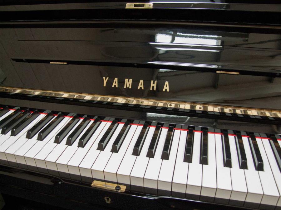 Yamaha U3H upright Piano in black polyester – Gallery image – Roberts Pianos Oxford
