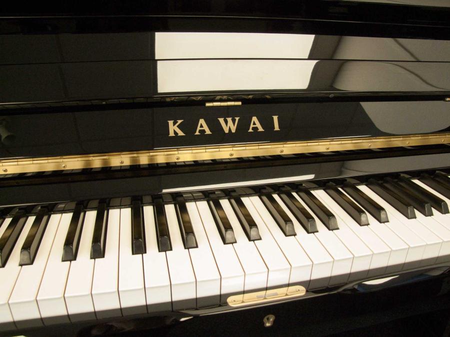 Kawai K500 upright Piano in bright black – Gallery image – Roberts Pianos Oxford
