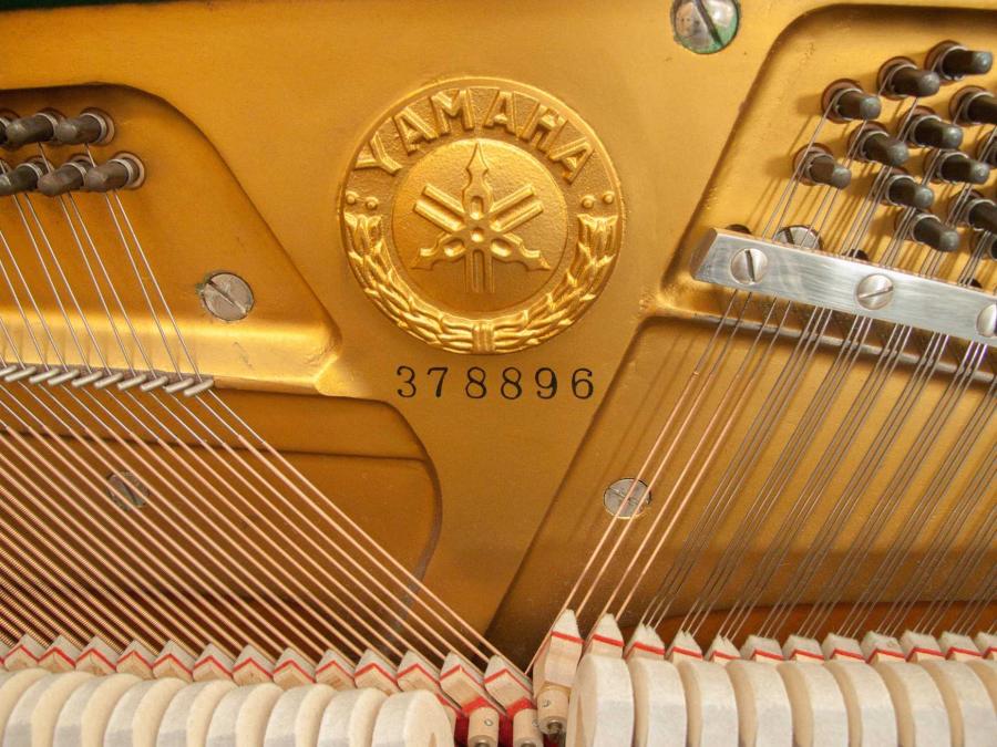 Yamaha U1D upright Piano in black polyester – Gallery image – Roberts Pianos Oxford