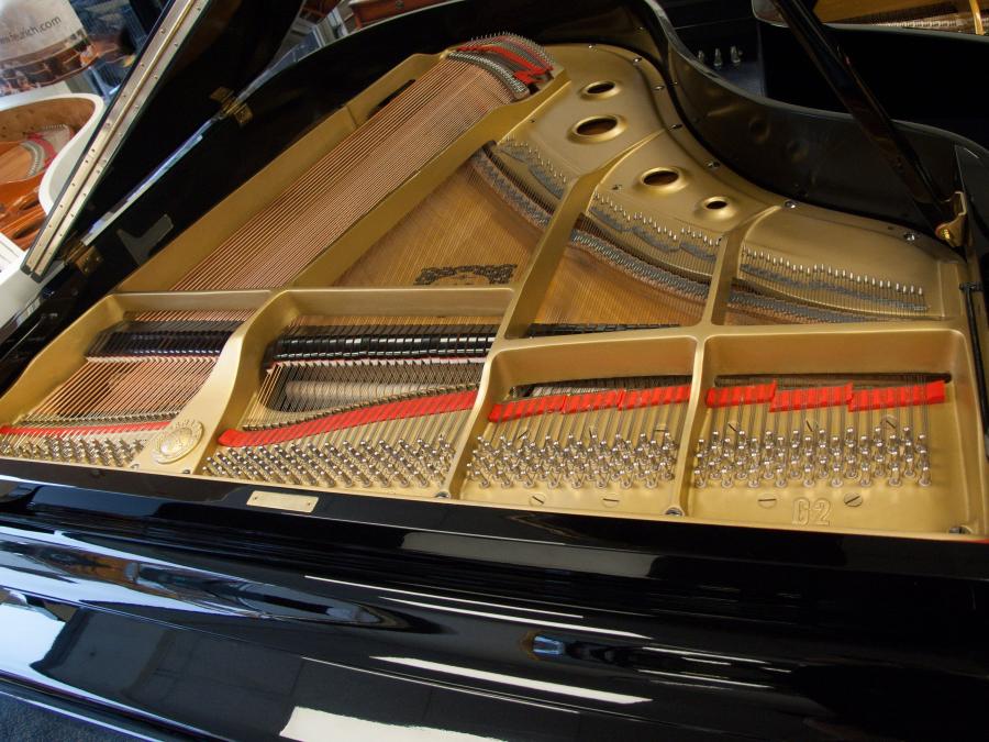 Yamaha G2E grand Piano in bright-black – Gallery image – Roberts Pianos Oxford