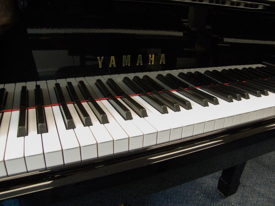 Yamaha G2E grand Piano in bright-black – Gallery image – Roberts Pianos Oxford