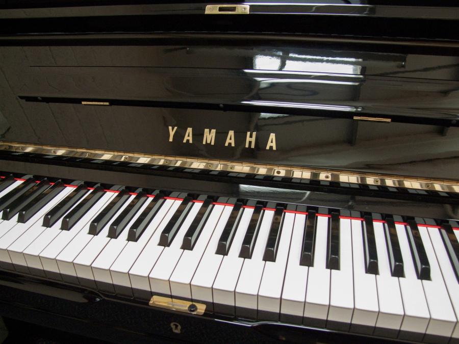 Yamaha U3H upright Piano in bright black – Gallery image – Roberts Pianos Oxford