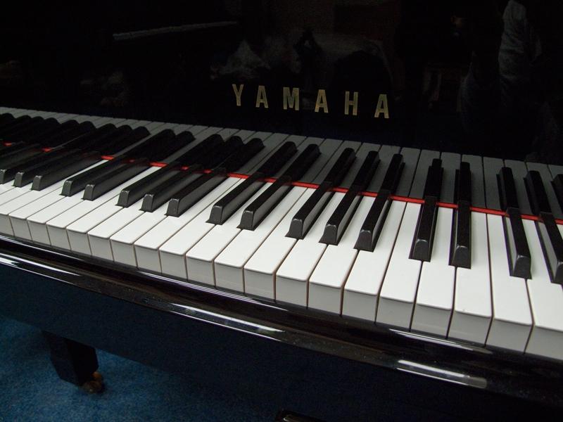 Yamaha G3E grand Piano in Bright black – Gallery image – Roberts Pianos Oxford