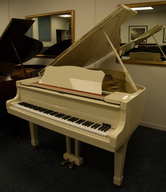 Yamaha G3E grand Piano in ivory/cream – Inventory thumbnail – Roberts Pianos Oxford