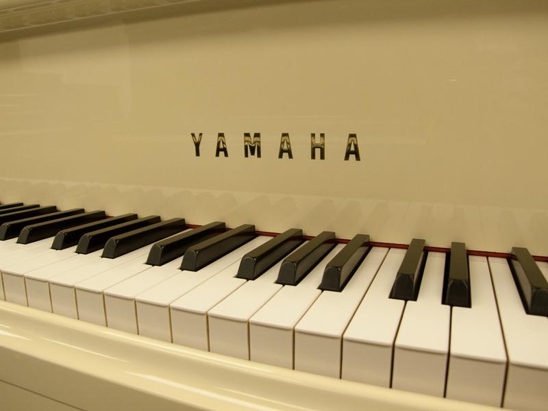 Yamaha G3E grand Piano in ivory/cream – Gallery image – Roberts Pianos Oxford