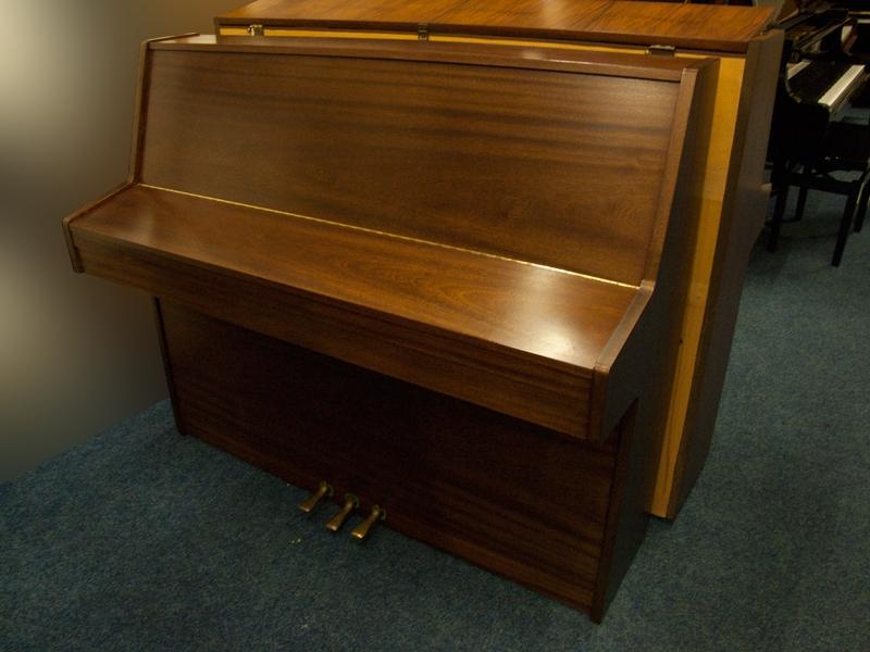 Kemble Compact upright Piano in mahogany – Gallery image – Roberts Pianos Oxford