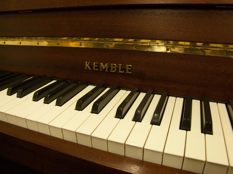 Kemble Compact upright Piano in mahogany – Gallery image – Roberts Pianos Oxford