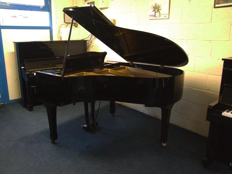 Yamaha G2E grand Piano in bright-black – Gallery image – Roberts Pianos Oxford