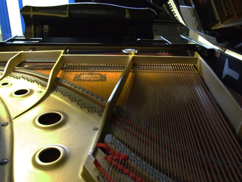 Yamaha G2E grand Piano in bright-black – Gallery image – Roberts Pianos Oxford