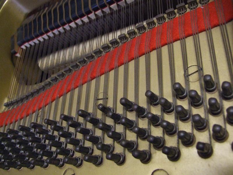 Yamaha G2E grand Piano in bright-black – Gallery image – Roberts Pianos Oxford