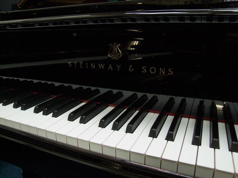 Steinway O grand Piano in bright-black – Gallery image – Roberts Pianos Oxford