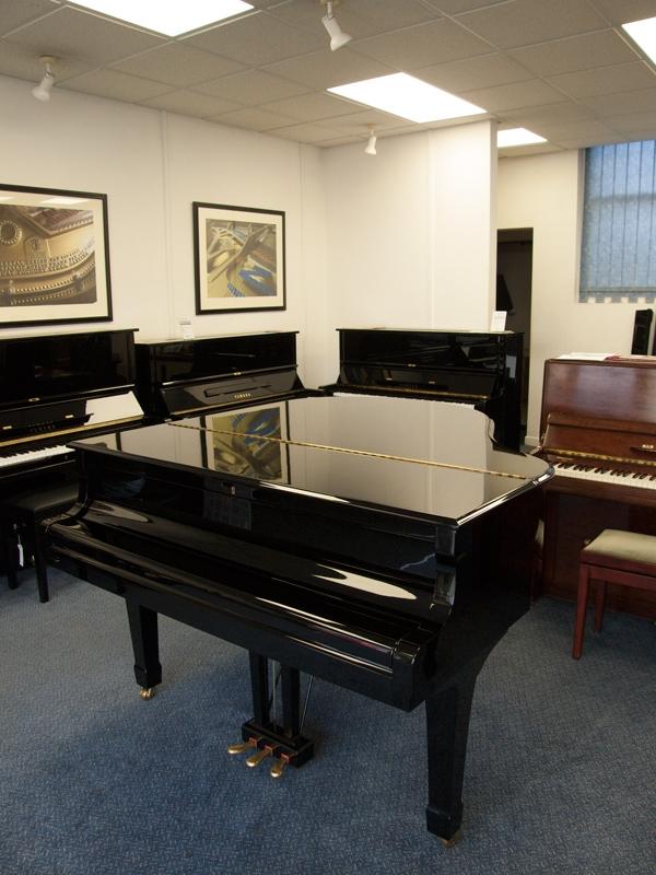 Yamaha C1 grand Piano in Black polyester – Gallery image – Roberts Pianos Oxford
