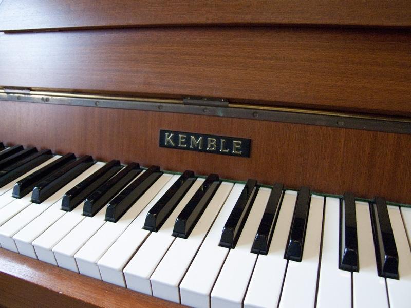 Kemble Compact upright Piano in Mahogany – Gallery image – Roberts Pianos Oxford