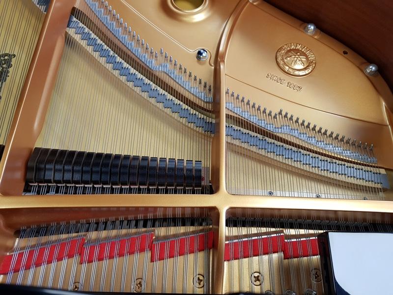Yamaha S6 grand Piano in black polyester – Gallery image – Roberts Pianos Oxford