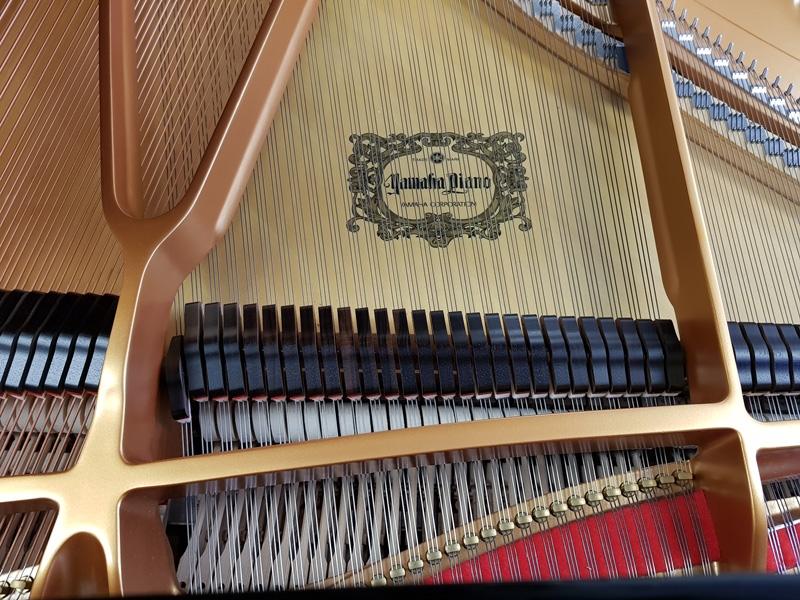 Yamaha S6 grand Piano in black polyester – Gallery image – Roberts Pianos Oxford