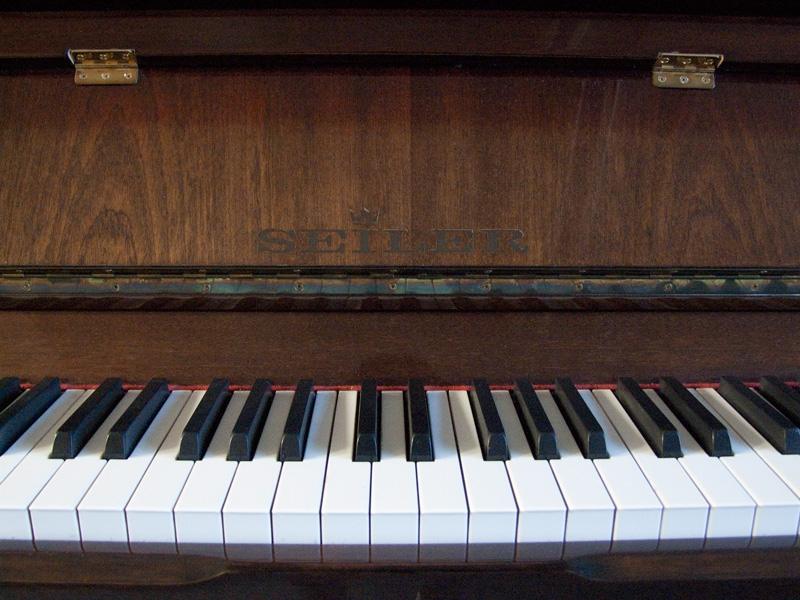 Seiler 116 upright Piano in bright walnut – Gallery image – Roberts Pianos Oxford