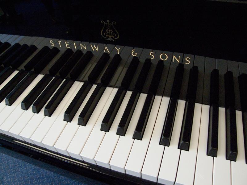 Steinway O grand Piano in Bright black – Gallery image – Roberts Pianos Oxford