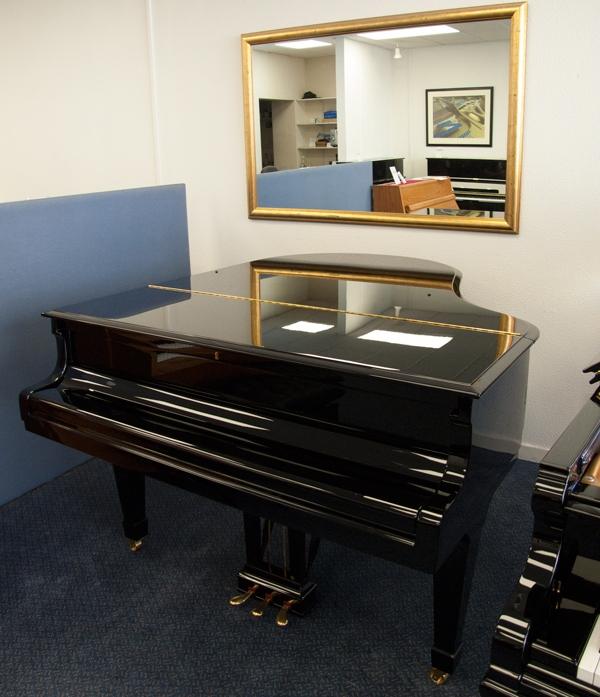 Steinway M grand Piano in Bright black – Gallery image – Roberts Pianos Oxford