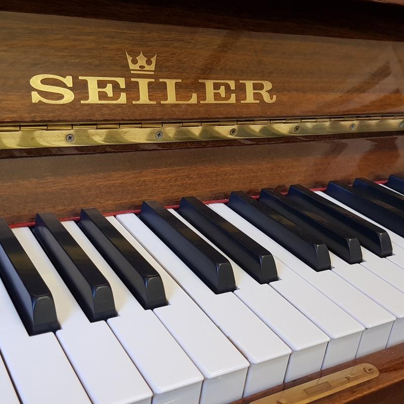 Seiler Favorit upright Piano in Rosewood – Gallery image – Roberts Pianos Oxford