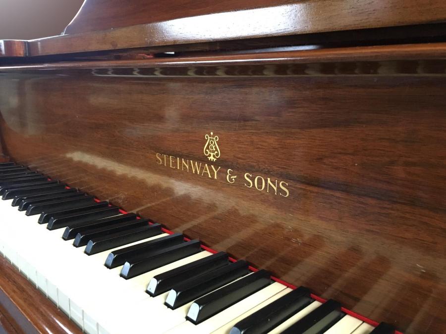 Steinway M grand Piano in walnut – Gallery image – Roberts Pianos Oxford