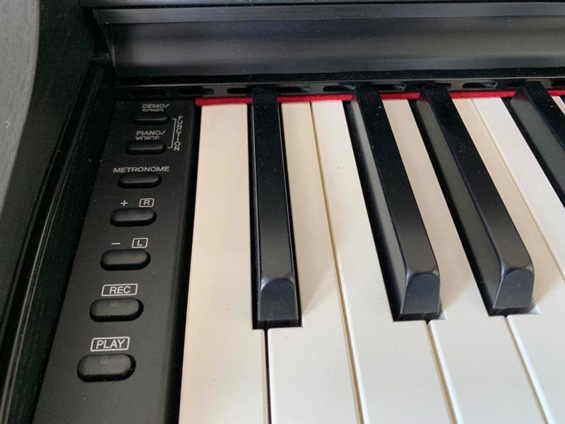 Yamaha CLP-525 digital Piano in satin black – Gallery image – Roberts Pianos Oxford