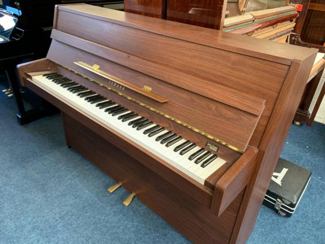 Yamaha E108 upright Piano in crown cut mahogany – Inventory thumbnail – Roberts Pianos Oxford