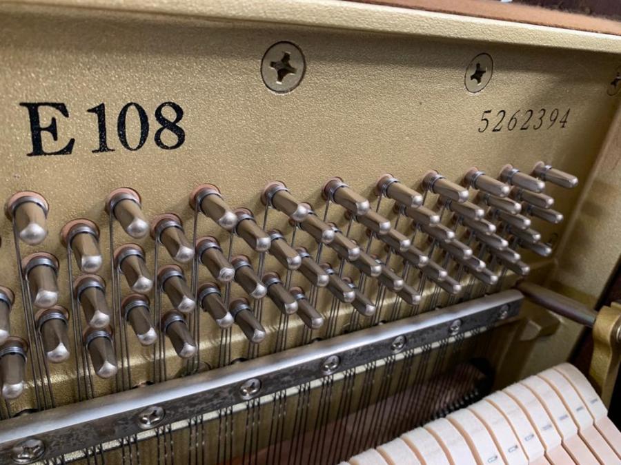 Yamaha E108 upright Piano in crown cut mahogany – Gallery image – Roberts Pianos Oxford