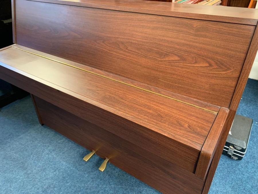 Yamaha E108 upright Piano in crown cut mahogany – Gallery image – Roberts Pianos Oxford