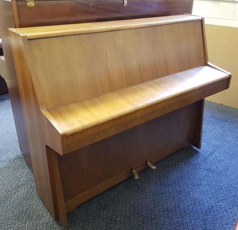Kemble upright Piano in crown cut walnut – Gallery image – Roberts Pianos Oxford