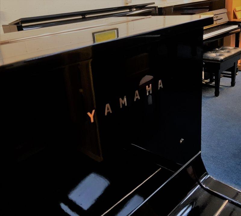 Yamaha U1D upright Piano in black polyester – Gallery image – Roberts Pianos Oxford