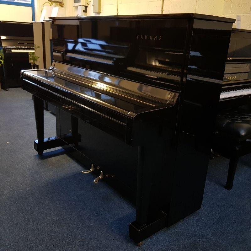 Yamaha U1D upright Piano in black polyester – Gallery image – Roberts Pianos Oxford