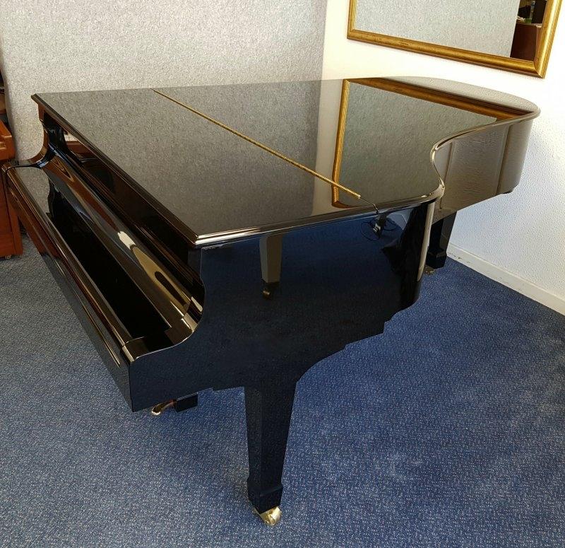 Yamaha C7 grand Piano in bright black – Gallery image – Roberts Pianos Oxford