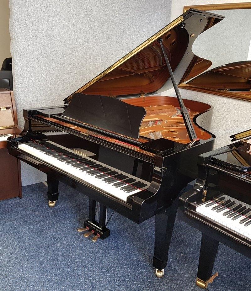 Yamaha C7 grand Piano in bright black – Featured image – Roberts Pianos Oxford