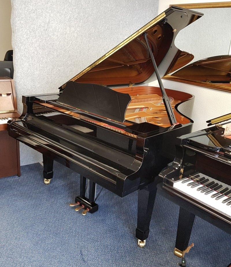 Yamaha C7 grand Piano in bright black – Gallery image – Roberts Pianos Oxford