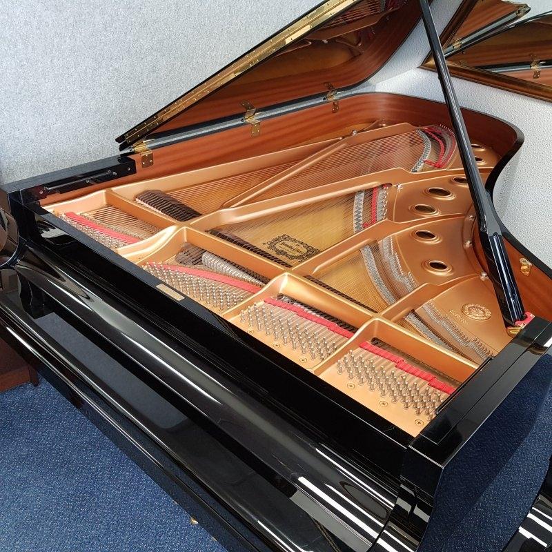 Yamaha C7 grand Piano in bright black – Gallery image – Roberts Pianos Oxford