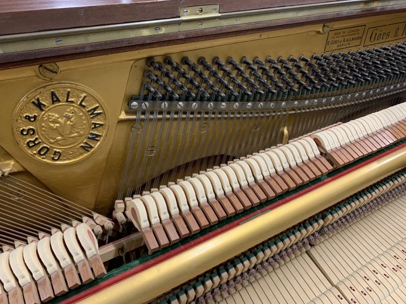 Gors & Kallmann 118 upright Piano in mahogany – Gallery image – Roberts Pianos Oxford