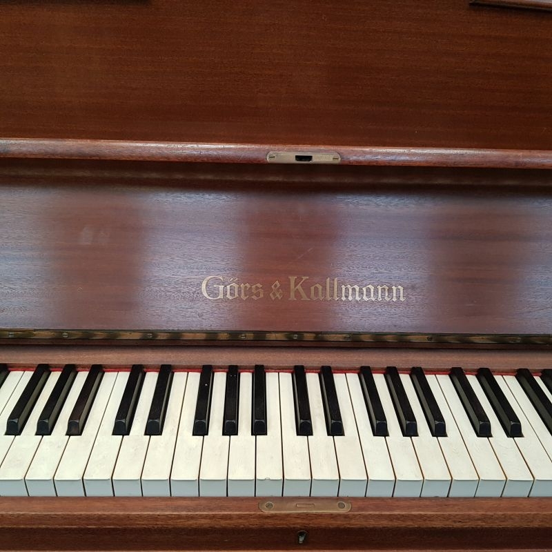 Gors & Kallmann 118 upright Piano in mahogany – Gallery image – Roberts Pianos Oxford