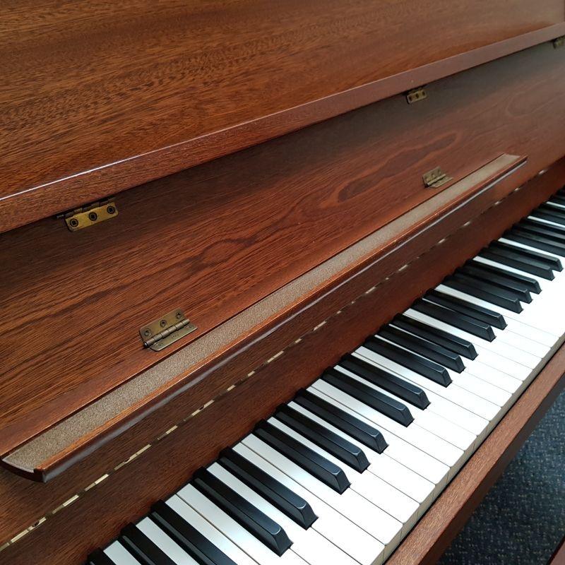 Yamaha upright Piano in Mahogany – Gallery image – Roberts Pianos Oxford