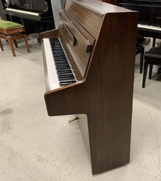 Kemble Compact upright Piano in mahogany – Gallery image – Roberts Pianos Oxford
