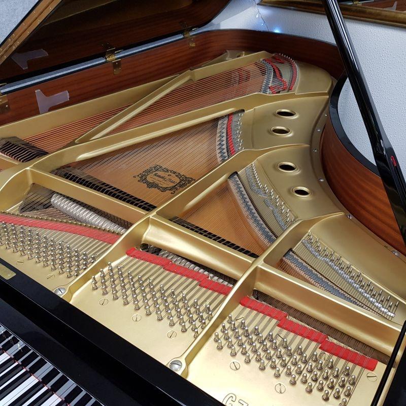 Yamaha C7 grand Piano in bright black – Gallery image – Roberts Pianos Oxford