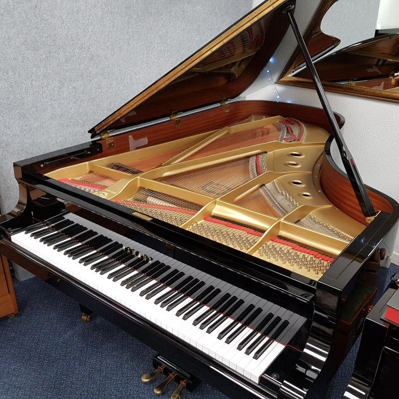 Yamaha C7 grand Piano in bright black – Gallery image – Roberts Pianos Oxford
