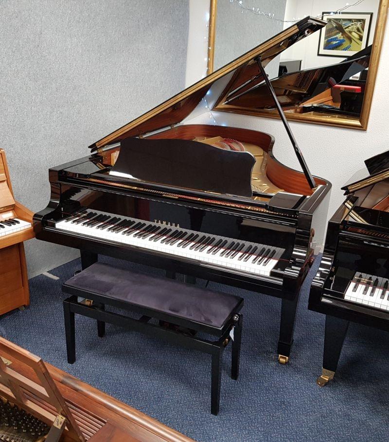 Yamaha C7 grand Piano in bright black – Gallery image – Roberts Pianos Oxford