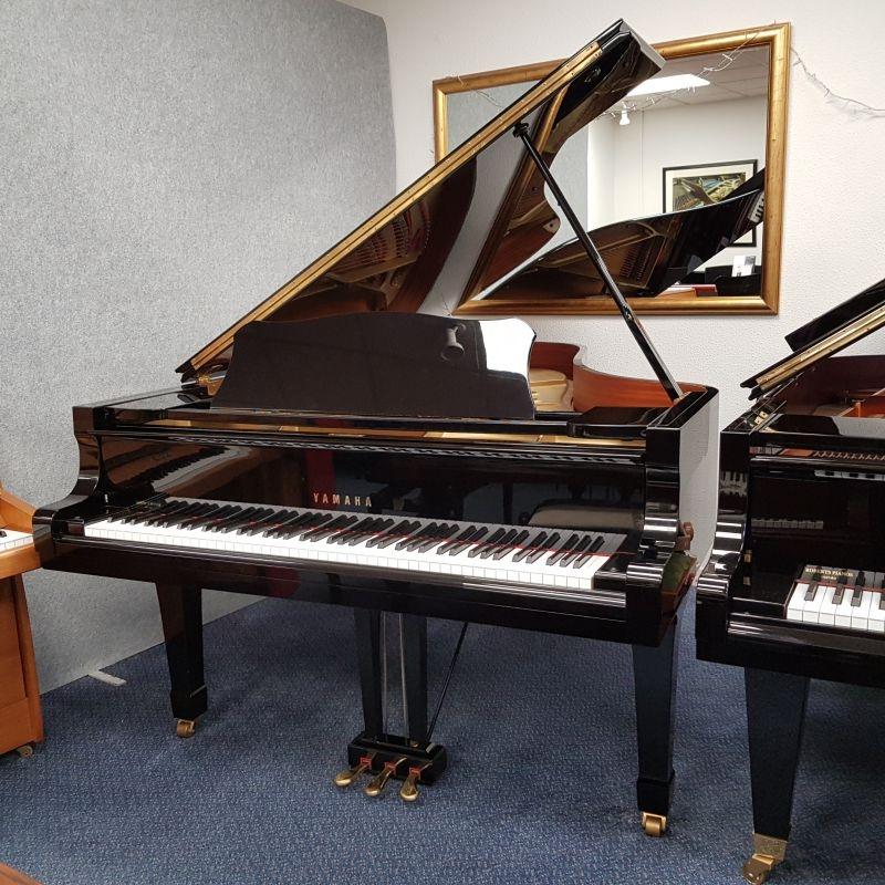 Yamaha C7 grand Piano in bright black – Gallery image – Roberts Pianos Oxford