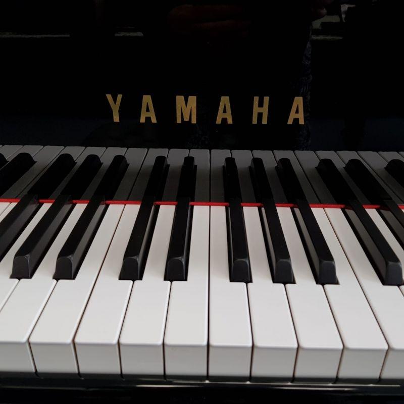 Yamaha C7 grand Piano in bright black – Gallery image – Roberts Pianos Oxford