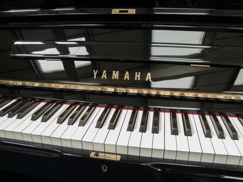 Yamaha U1G upright Piano in Bright black – Gallery image – Roberts Pianos Oxford